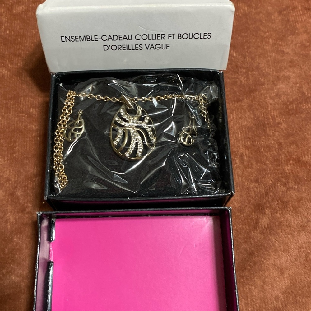 Avon Necklace and earrings set brand new never used or tried on. Silver and gold